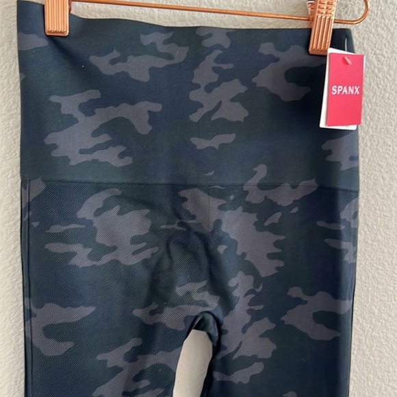NWT Spanx Look at Me Now Seamless Leggings Black Camo Medium - Picture 4 of 13